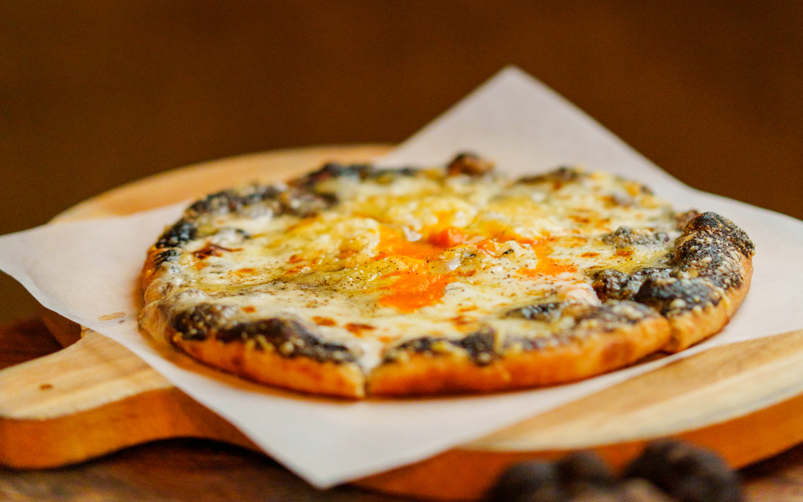 Black truffle pizza with egg